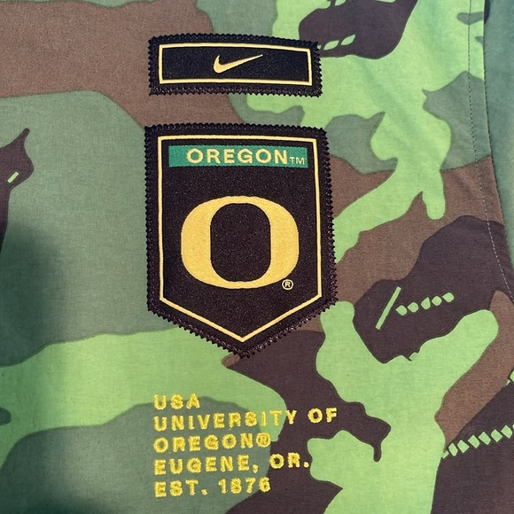 EUC NIKE Oregon Ducks Men's SMALL Lightweight Army Camo Hood Jacket - Picture 4 of 10